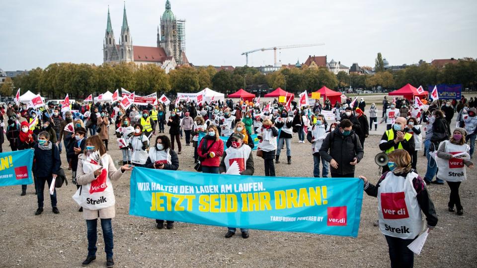 Streikende auf der Theresienwiese in München.