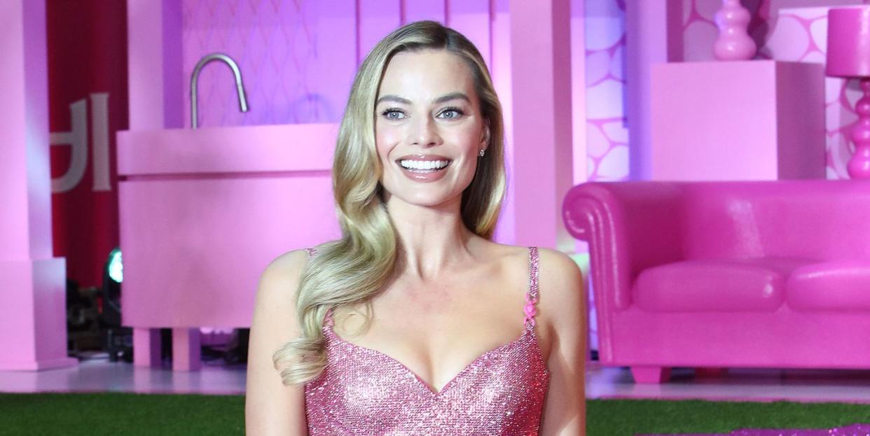 margot robbie barbie nails