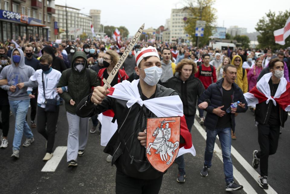 Manifestantes marchan durante una protesta en Minsk, Bielorrusia, contra los resultados electorales oficiales, el domingo 27 de septiembre de 2020. (AP Foto/TUT.by)