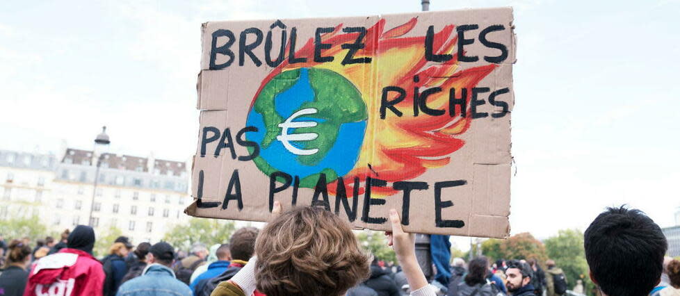 Les slogans antiriches se multiplient dans les manifestations.  - Credit:FIORA GARENZI / Hans Lucas via AFP