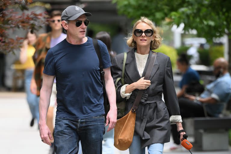 Con un look súper informal, la flamante pareja dio un paseo por las calles de la Gran Manzana. Mientras ella pasaba desapercibida con  jeans desgastados, una chaqueta gris y gafas de sol gigantes, él se camufló debajo de una gorrita gris y gafas de sol de aviador