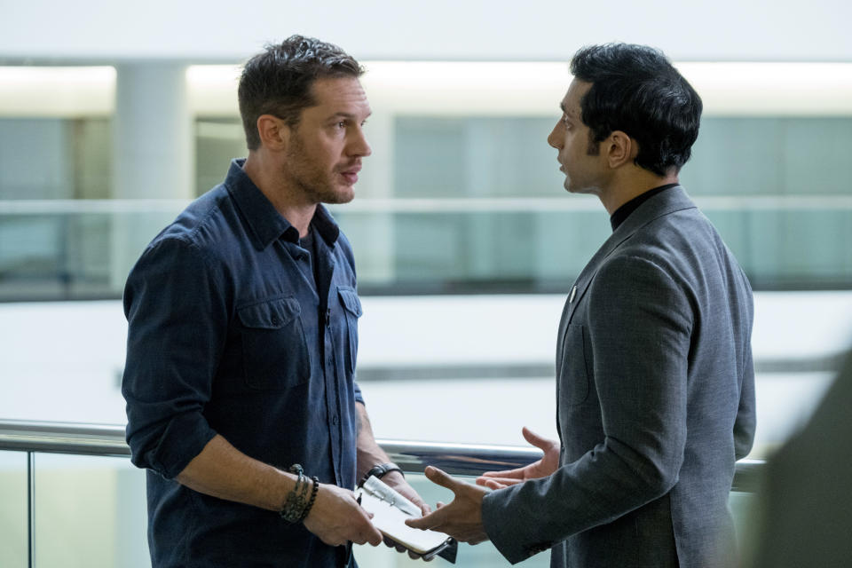 Tom Hardy and Riz Ahmed have a serious disagreement in <em>Venom</em>. (Photo: Frank Masi/Columbia Pictures/Courtesy Everett Collection)