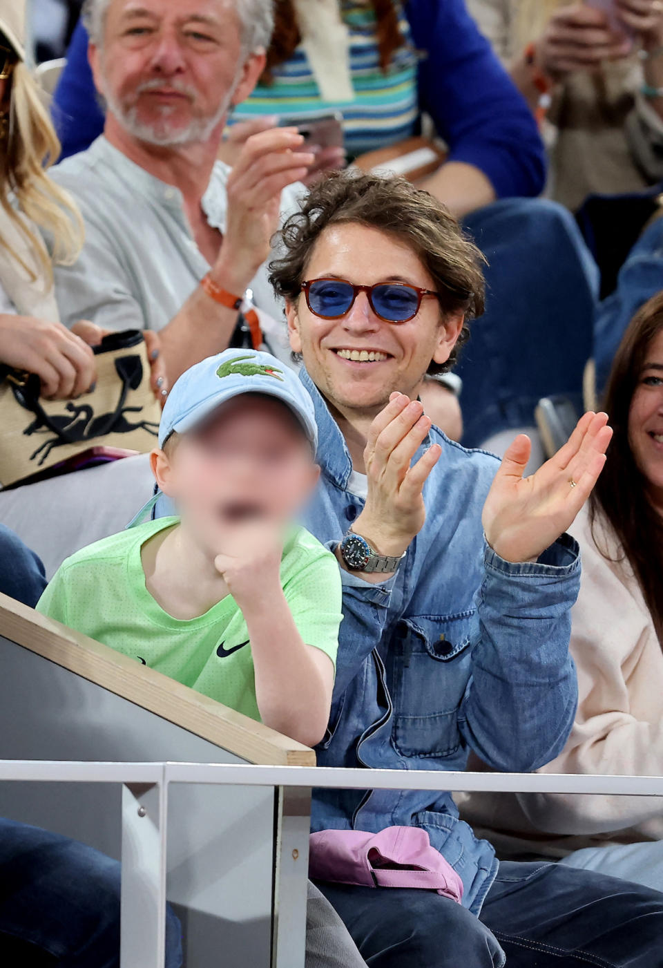 Raphaël et son fils Aliocha en joie devant un match de tennis