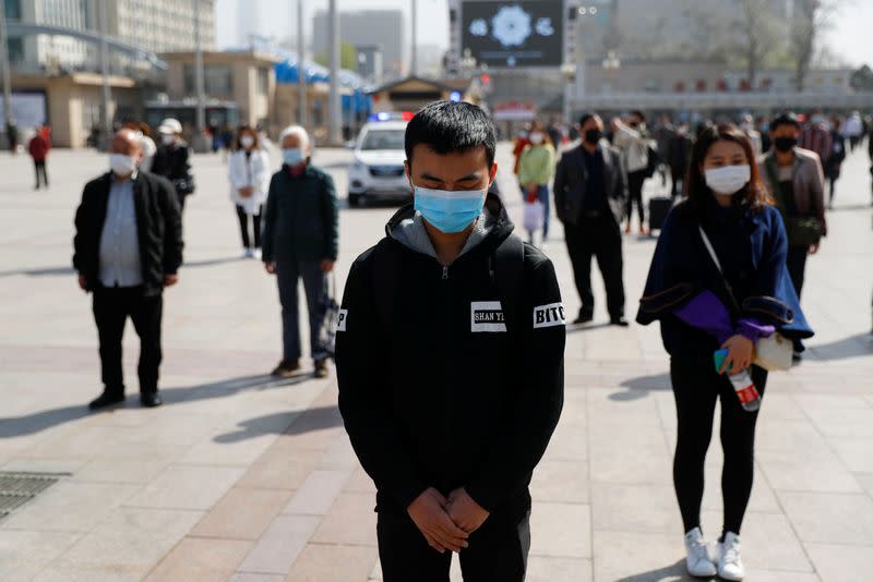 LA CHINE REND HOMMAGE AUX MILLIERS DE MORTS DE L'ÉPIDÉMIE