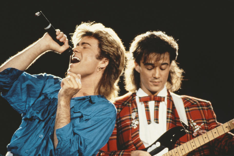 George Michael (li.) und Andrew Ridgeley (re.) während der Welttournee im Jahr 1985. Nur ein Jahr später gaben Michael und Ridgeley offiziell die Auflösung von Wham! bekannt. (Bild: Getty Images)