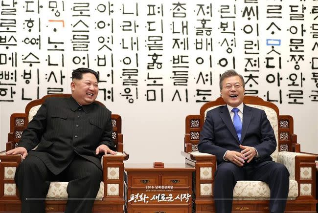 文在寅、金正恩交換親筆信。（圖／대한민국 청와대（青瓦臺）官方臉書）