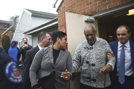 Bill Cosby leaves his arraignment on sexual assault charges at the Montgomery County Courthouse in Elkins Park, Pennsylvania December 30, 2015. REUTERS/Mark Makela