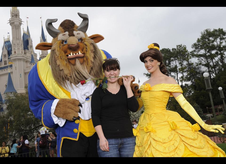 Kelly posa con Bella y la Bestia en Disney World, Florida, el 19 de febrero de 2012. (Todd Anderson/Disney Parks via Getty Images)