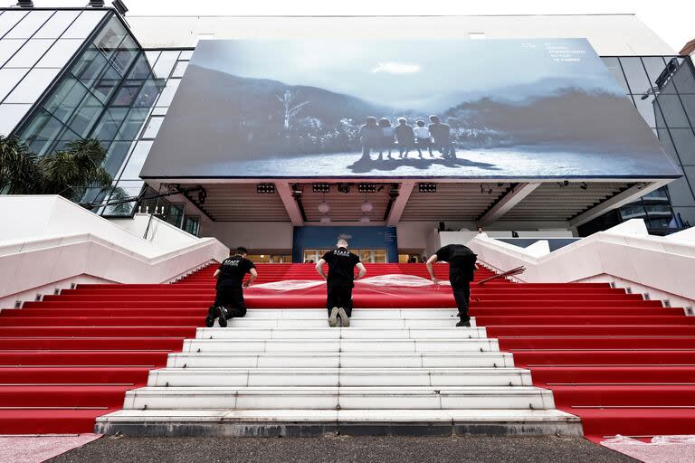 Mientras se acerca la hora de la gran inauguración de la edición número 77 del Festival de Cannes, los empleados comprueban los últimos detalles antes de instalar la alfombra roja en las escaleras del Palacio de Festivales