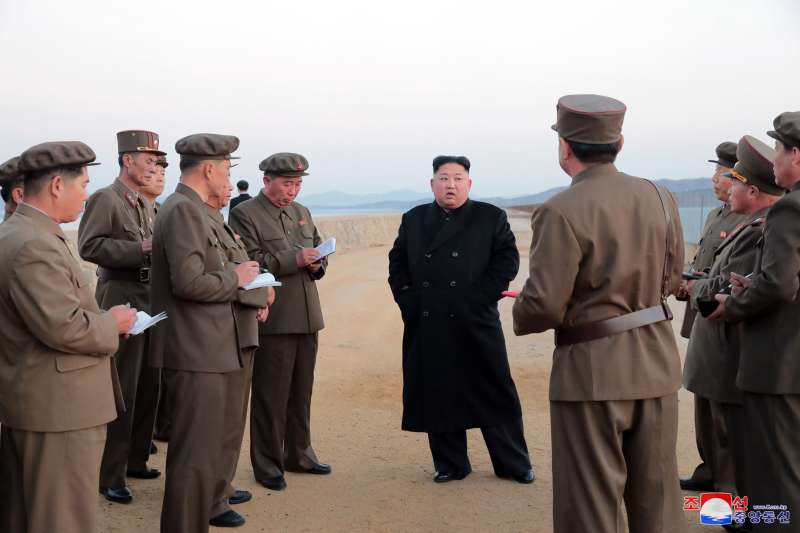 2018年11月16日，朝鮮中央廣播電台報導，最高領導人金正恩前往一處軍事機構，親自視察一種「新型高科技武器」的測試。（AP）