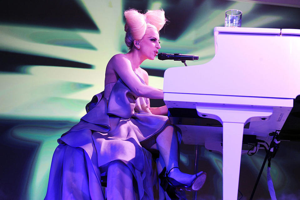 In December 2009, the star performs at the launch of Vevo (wow, now we feel old) in a more classic frock, accompanied by a huge bow made of hair.