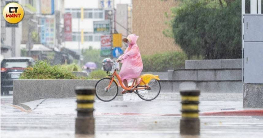 今天（21日）受熱帶性低氣壓外圍雲系及低氣壓影響，西半部、宜蘭、臺東地區及澎湖不定時有短暫陣雨或雷雨出現。（示意圖／焦正德攝）