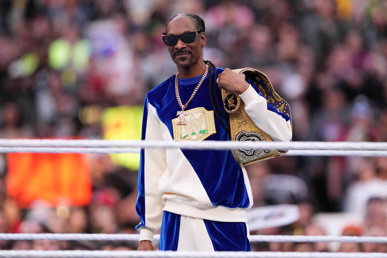 Snoop Dogg posa con un Campeonato de la WWE, edición especial en dorado, en WrestleMania. (Joe Camporeale-USA TODAY Sports)