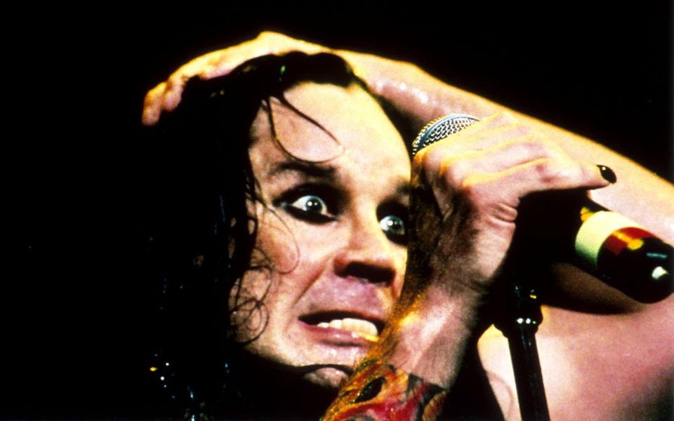 Anfang der 80er-Jahre setzte Osbourne seine Beißerchen zu ebenso unappetitlichen wie ungewöhnlichen Zwecken ein. Erst biss er einer Taube den Kopf ab, wenige Zeit später einer Fledermaus (die er angeblich für ein Plastiktier gehalten hatte) - eine der ikonischsten Aktionen der "schwarzen Musik". So wird man zur Legende! (Bild: SONY BMG)