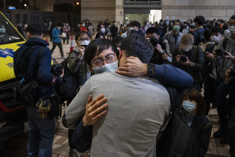 在西九龍法院大樓外，被告的支持者情緒激動。