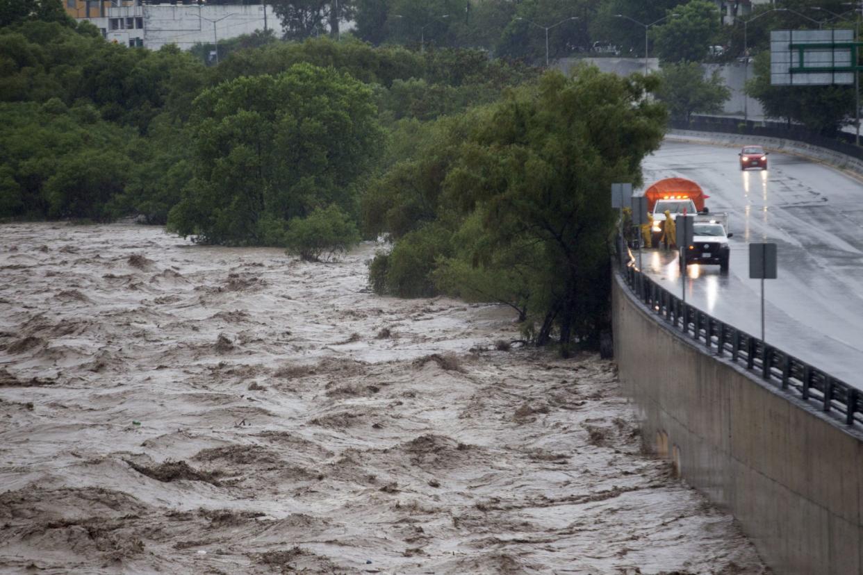 MONTERREY, NUEVO LEÓN, 20JUNIO2024.- La tormenta tropical Alberto entró al estado de Nuevo León este jueves por la madrugada, donde se esperan lluvias hasta el día sábado como el remanente de depresión tropical. Algunos cruces con riesgo de inundación han sido cerradas a la vialidad. Según informes de la CONAGUA, las presas del estado han crecido considerablemente, la Presa de la Boca tiene un llenado del 90% y se estima abrir sus compuertas en las próximas horas, así mismo el incremento se registra en las presas Cerro Prieto, El Cuchillo y el Cuchillo II. FOTO: GABRIELA PÉREZ MONTIEL / CUARTOSCURO.COM