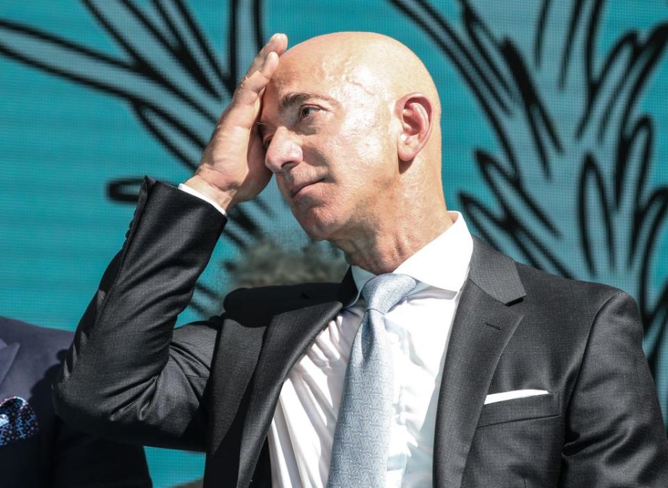 Ce n'est pas parce que l'on est un des hommes les plus riches de la planète, que l'on ne peut pas avoir de problèmes. Après 26 ans de mariage, Jeff Bezos, le boss d'Amazon, a divorcé cette année avec sa femme pour un coût de 38 milliards de dollars. Mère de quatre enfants qu'elle a eu avec le milliardaire, MacKenzie Bezos, 49 ans, a reçu quant à elle lors de cette séparation environ 19,7 millions d'actions Amazon.com, soit une participation de 4 % dans la compagnie. Pas de quoi ruiner Jeff Bezos, mais de lui faire tout de même un peu mal au portefeuille ! ©Elif Ozturk/Anadolu Agency via Getty Images