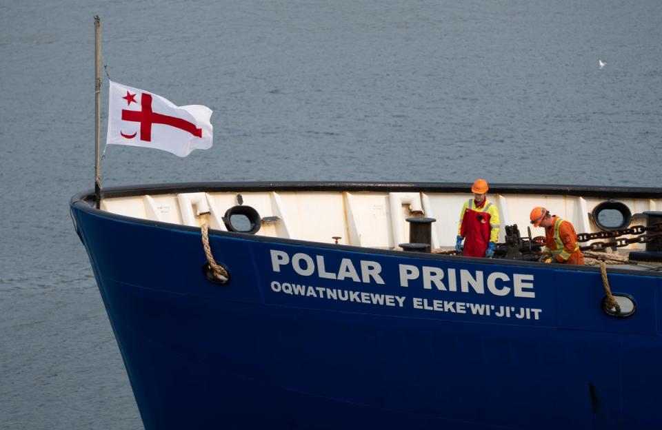 Miembros de la tripulación del Polar Prince se preparan para atracar el buque a su llegada al muelle de la Guardia Costera el sábado 24 de junio de 2023 en San Juan de Terranova (AP)