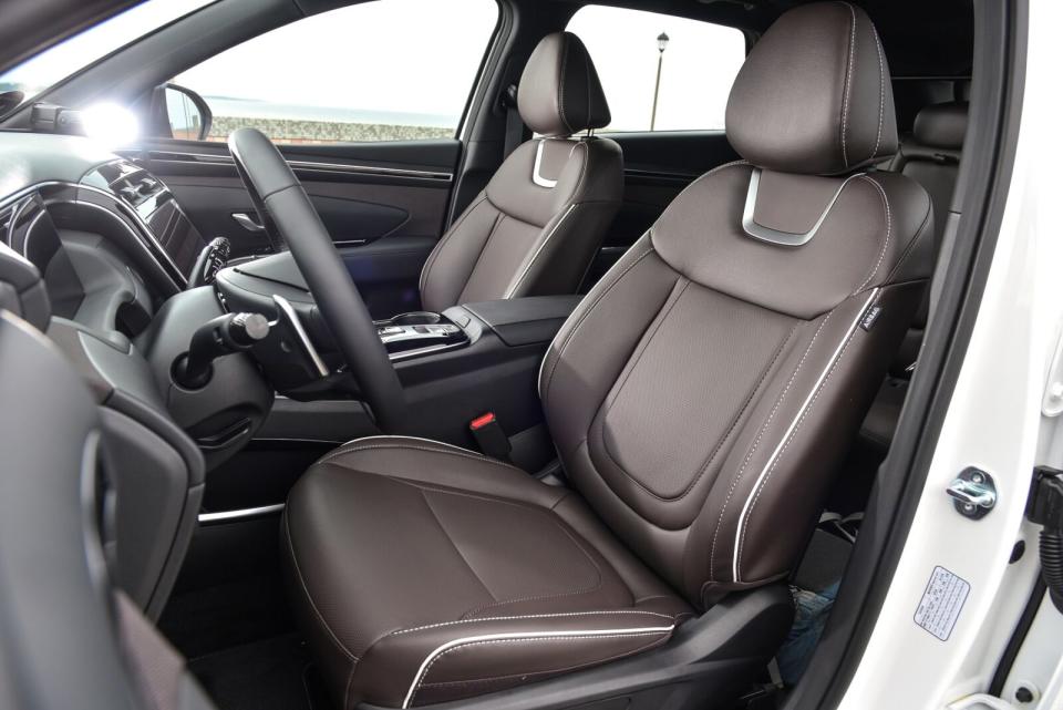 以深棕色皮革包覆並搭配白色縫線滾邊的雙前座椅，皆具備加熱/通風功能，並分別擁有10向與8向電動調整功能(油電GLTH-C)。
