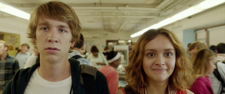 Thomas Mann and Olivia Cooke in a high school cafeteria in me and earl and the dying girl