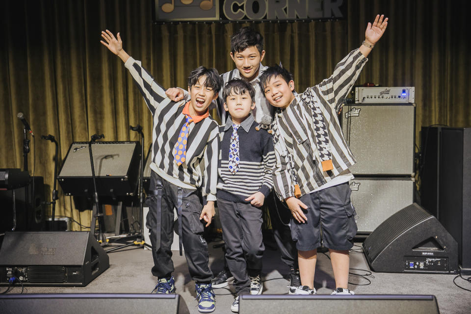 ▲J HALL樂團成員：主唱子濬 (左起)、鍵盤手恩恩 (前)、鼓手佑佑 (後)、貝斯手維融。
