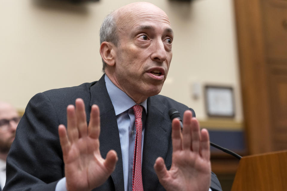 Le président de la Securities and Exchange Commission (SEC), Gary Gensler, témoigne lors d'une audience du comité des services financiers de la Chambre sur la surveillance de la SEC, le mardi 18 avril 2023, à Capitol Hill à Washington.  (AP Photo/Jacquelyn Martin)