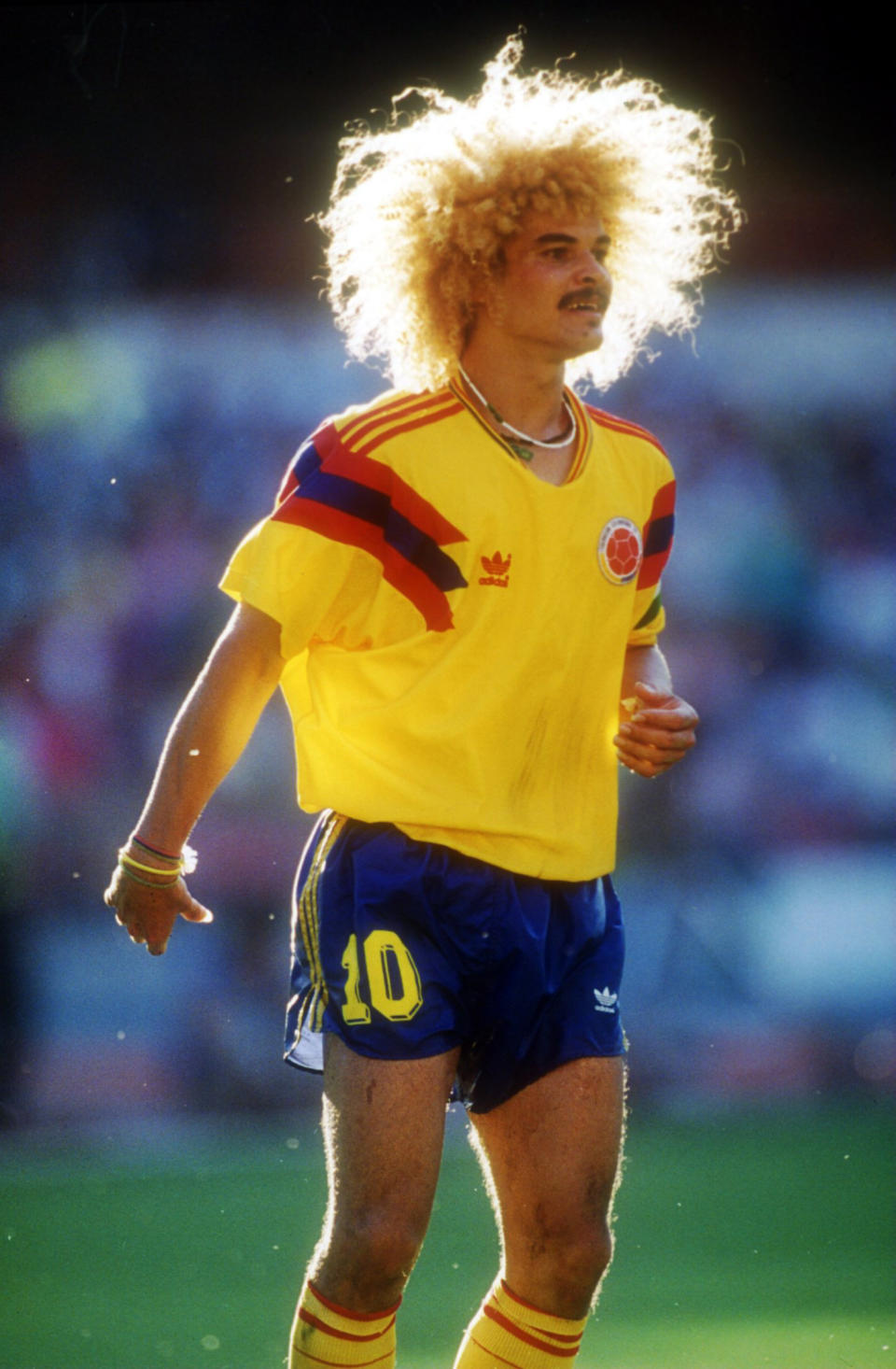 Wer an Kolumbiens große Fußballlegende Carlos Valderrama denkt, hat sofort eines im Kopf: Ganz viele goldige Löckchen.