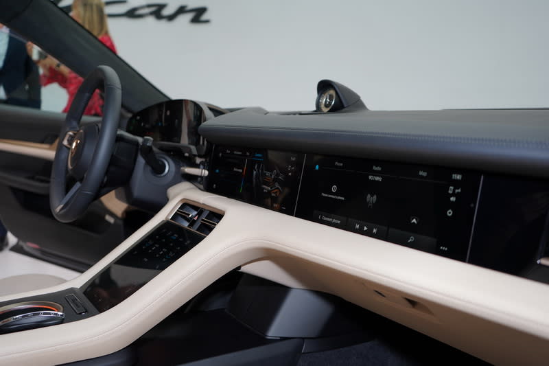 內裝風格延續初代911的簡潔設計，清楚的分區及駕駛導向設計再再凸顯出Porsche駕馭至上的品牌核心