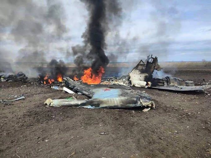 烏軍 22 日在赫爾松地區擊落三架俄軍Su-34 戰機，圖為第聶伯河左岸被擊落的戰機殘骸。   圖：翻攝自Igor Sushko個人X帳號