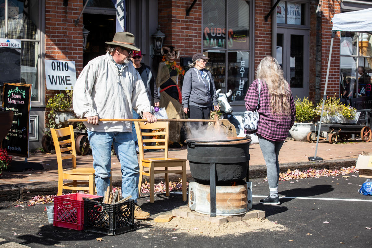 Apple Butter Festival stirs up fun in Roscoe Village