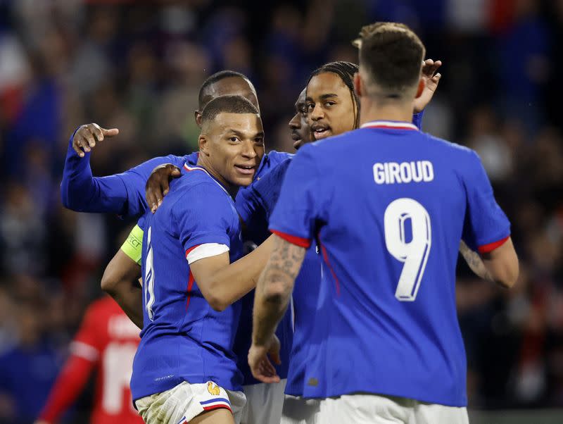 El francés Kylian Mbappe celebra el tercer gol con sus compañeros durante un partido amistoso entre Francia y Luxemburgo en el Stade Municipal Saint Symphorie, Metz, Francia