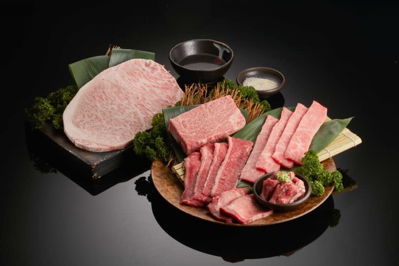 「老乾杯奢華燒肉禮盒」集結日本A5和牛薄牛排、特選牛排、姿切，澳洲和牛紛雪燒、厚切牛舌、伊比利豬肋眼上蓋等最高等級精華部位。（圖片提供／乾杯集團）