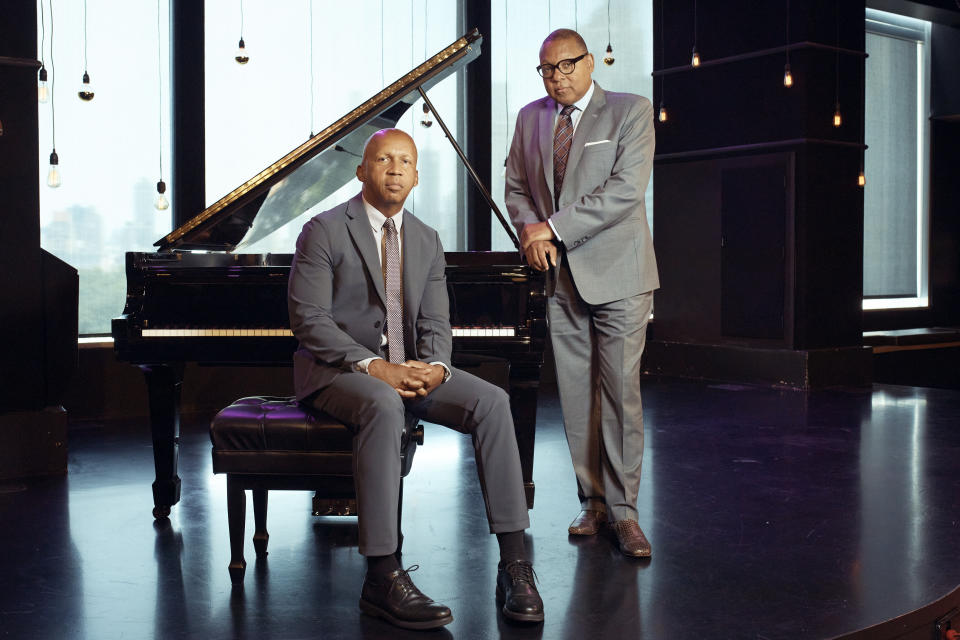 El jazzista galardonado con el Pulitzer Wynton Marsalis, derecha, y Bryan Stevenson, pianista y fundador de Equal Justice Initiative posan para un retrato el jueves 13 de junio de 2024, en Nueva York. (Foto AP/Andres Kudacki)