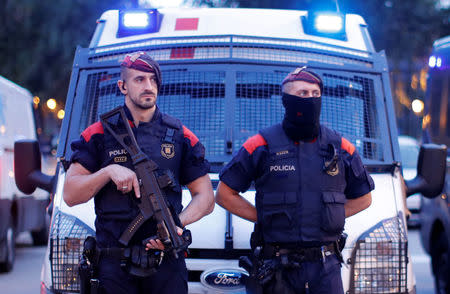 Officers of Catalonia's regional police force, Mossos D'esquadra, stand near the regional assembly in Barcelona, Spain October 10, 2017. REUTERS/Gonzalo Fuentes