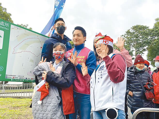 台北市長蔣萬安（前中）24日陪同國民黨士林、大同區立委候選人游淑慧（前右）到社子市場拜票，蔣、游與支持民眾合影。（蔡佩珈攝）