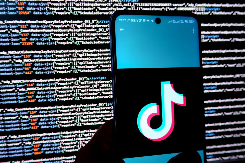 Aplicativos de mídia social estão buscando igualar suas funcionalidades ao TikTok (Avishek Das/SOPA Images/LightRocket via Getty Images)