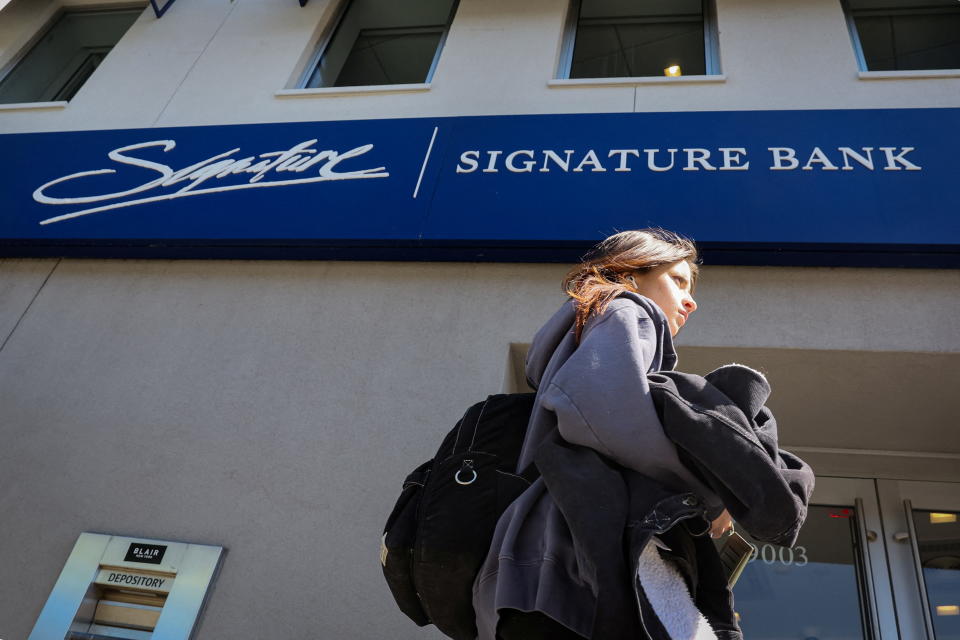 Une femme passe devant le site de Signature Bank à Brooklyn, New York, États-Unis, le 20 mars 2023. REUTERS/Brendan McDiarmid