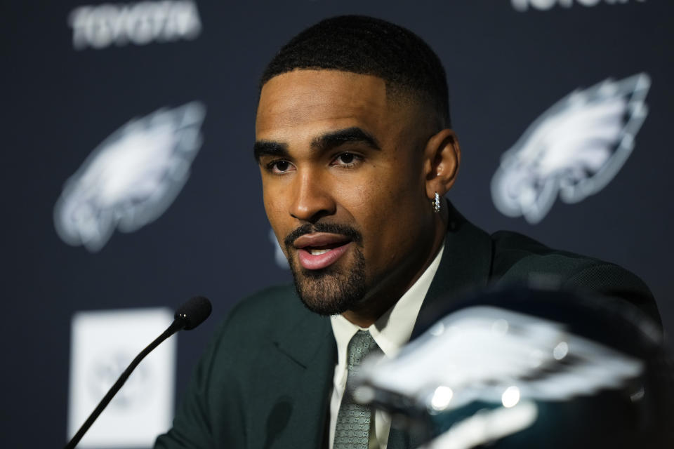 O quarterback do Philadelphia Eagles, Jalen Hurtz, fala com membros da mídia na segunda-feira.  (Foto AP/Matt Roark)