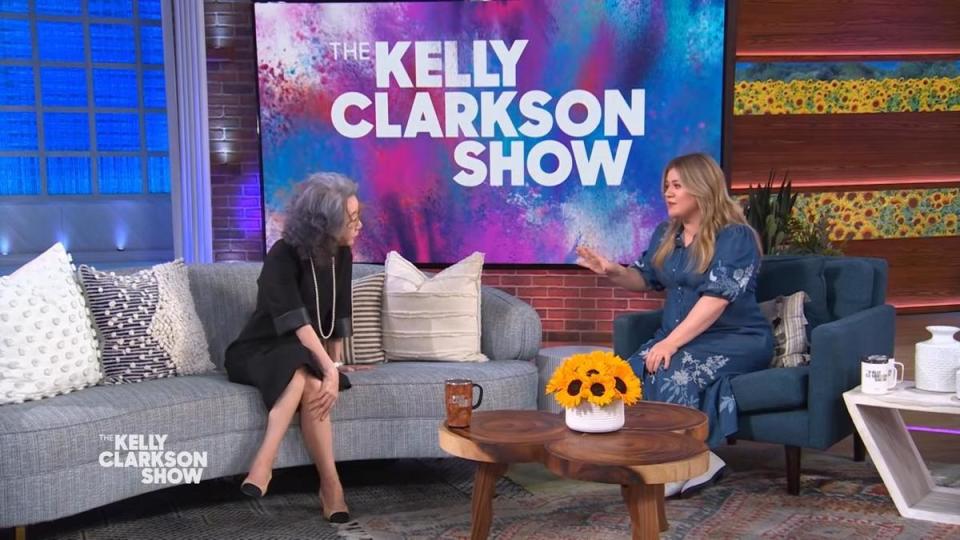 尹汝貞（左）獲邀上《The Kelly Clarkson Show》作客，全身行頭都是自己購入。（翻攝自《The Kelly Clarkson Show》畫面）