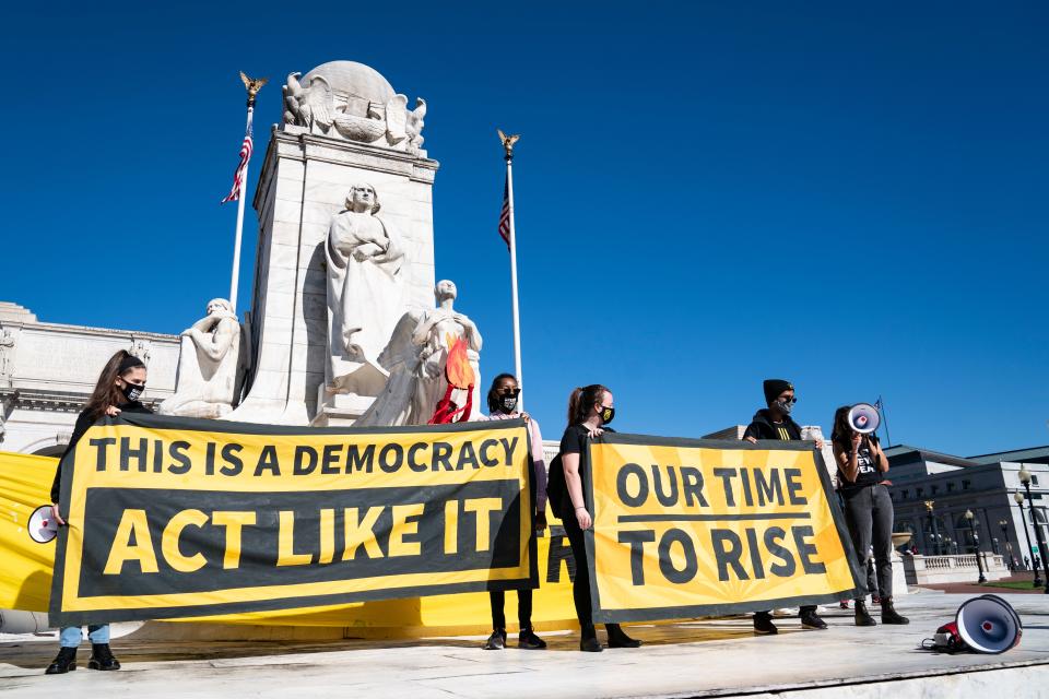 Carteles contra Donald Trump en los alrededores de la Casa Blanca