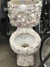 El hecho de estar decorado con conchas de mar no invita demasiado a pasar mucho tiempo sentado en él. (Foto: <a href="https://www.reddit.com/r/TIHI/comments/ftfpkn/thanks_i_hate_this_seashell_toilet_for_1999/" rel="nofollow noopener" target="_blank" data-ylk="slk:Reddit/PixieTheApostle;elm:context_link;itc:0;sec:content-canvas" class="link ">Reddit/PixieTheApostle</a>)