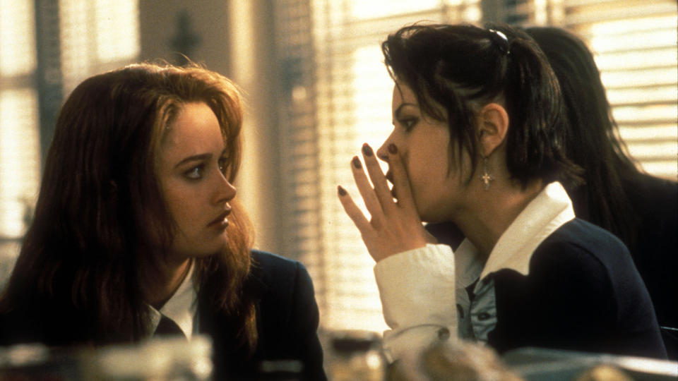 (L, R) Robin Tunney as Sarah Bailey and Fairuza Balk as Nancy, talking in class, in The Craft