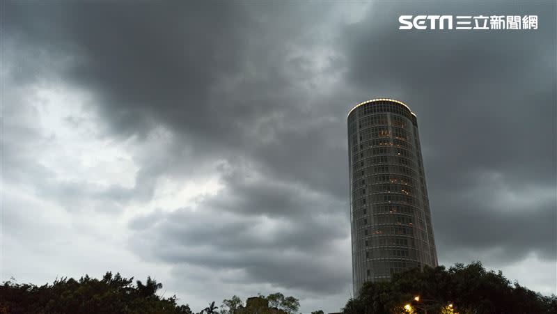 周日至下周一（25~26日）華南水氣往台灣移動，「全台有雨」但雨量不多。（變天示意圖／記者陳弋攝影）