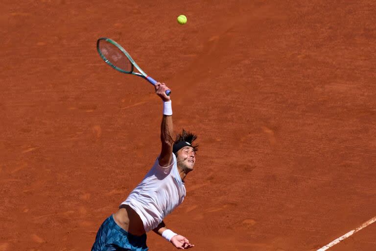 Tomás Martín Etcheverry saca durante el partido por los cuartos de final del ATP 500 de Barcelona ante el inglés Cameron Norrie