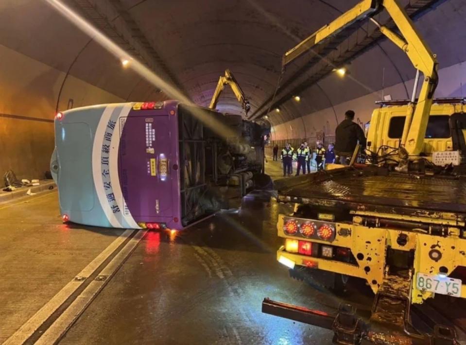 北市文山區文山隧道內康橋中學校車翻覆。（資料照）   圖：民眾提供