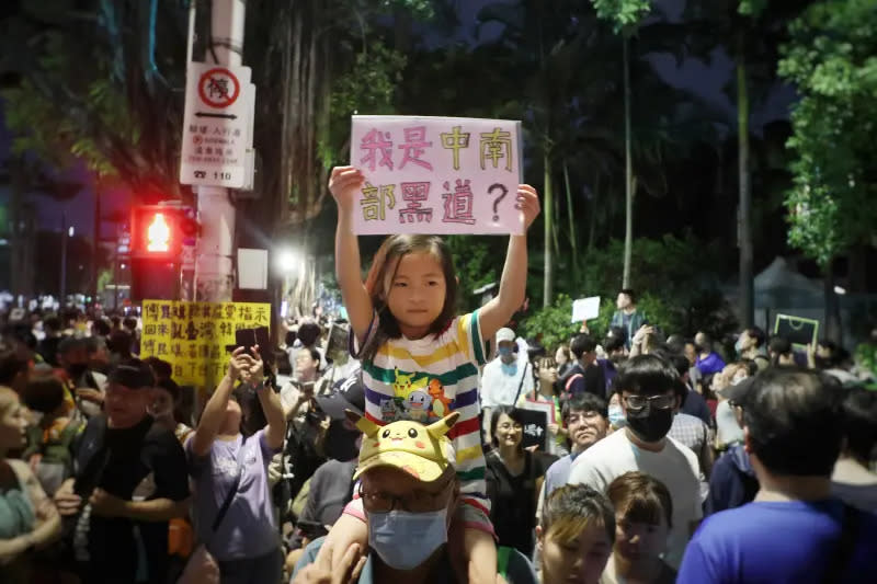 ▲抗議藍白審查國會改革法案沒收民主，民眾再度走上街頭塞爆立法院周邊。（圖／攝影中心）