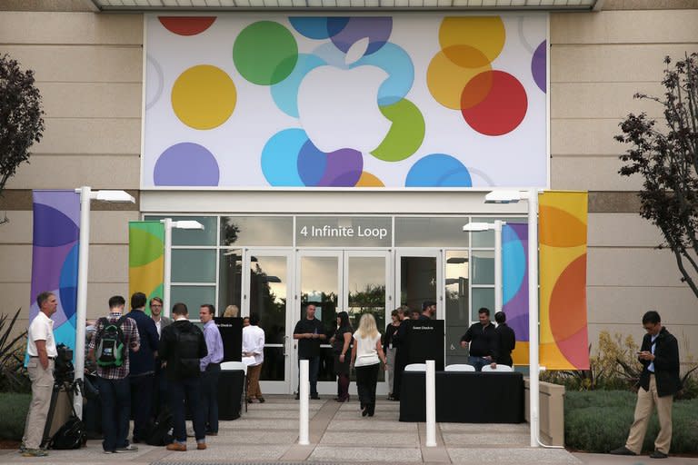 People arrive for an Apple product announcement at the Apple campus on September 10, 2013 in Cupertino, California