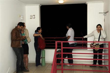 Residents stay on the last floor of their building during a vertical evacuation after a Tsunami alarm at Iquique city, north of Santiago on the southern Pacific coast, April 1, 2014. REUTERS/Cristian Vivero