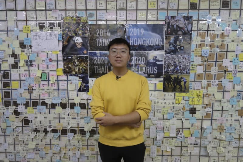 <cite>2023年11月30日，港裔台灣人康駿銘在台中市連儂牆前拍照。（AP）</cite>