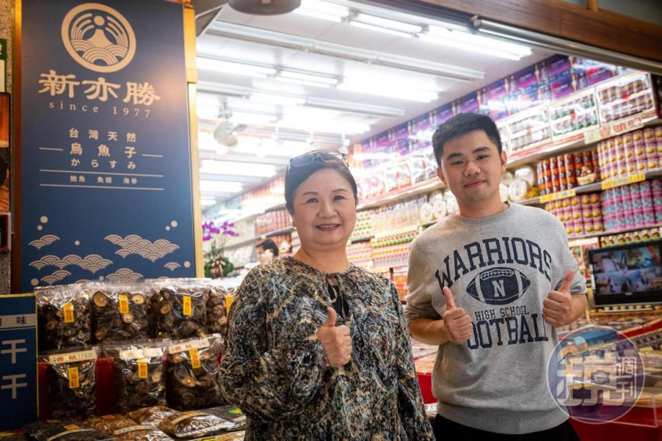 新亦勝老闆娘李胡美鈴（左）和兒子李厚德（右）一同打理內外店務。